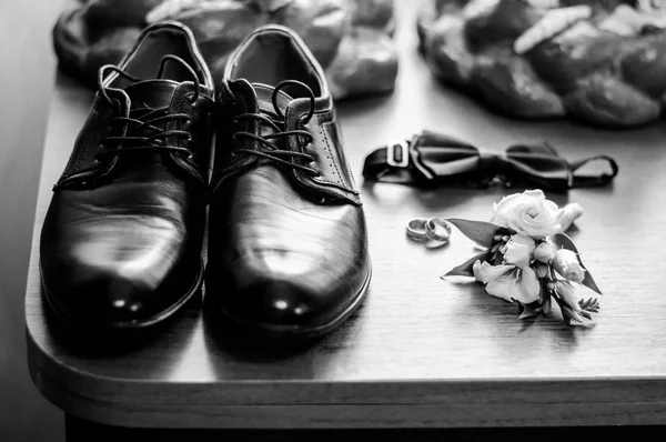 Παπούτσια Δαχτυλίδια Παπιγιόν Και Μπουτονιέρα — Φωτογραφία Αρχείου