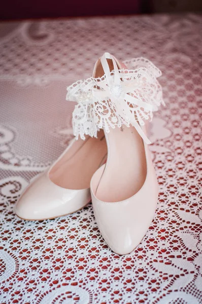 Белые Свадебные Туфли Столе — стоковое фото