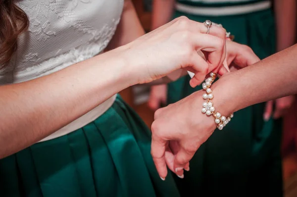 Подружка Невесты Помогает Невесте Носить Браслет — стоковое фото