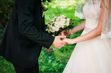 Gelin ve damat düğün buketiyle