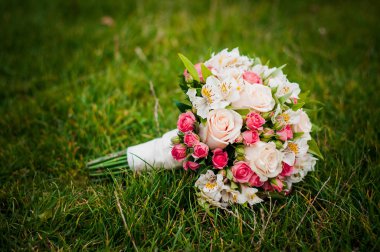 Çim döşeme düğün buketi