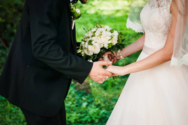 Noiva Noivo Com Buquê Casamento — Fotografia de Stock