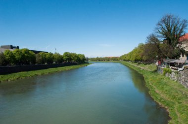 Nehir ve ağaçlarla kaplı manzara