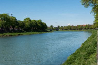 Nehir ve ağaçlarla kaplı manzara