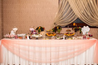 Çöller pembe örtü ile masada