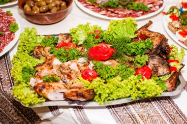 ızgara et, marul ve domates ile