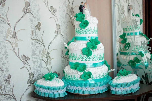 Pasteles Blancos Verdes Sobre Mesa — Foto de Stock