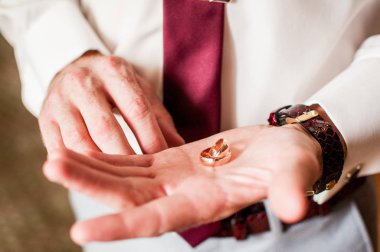 Damadın yandan altın alyans