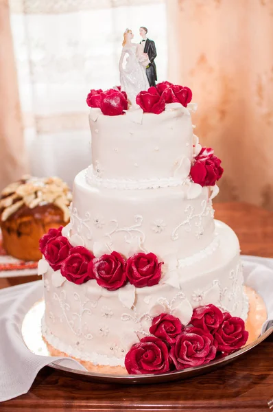 Masanın Üzerinde Beyaz Kırmızı Düğün Pastası — Stok fotoğraf