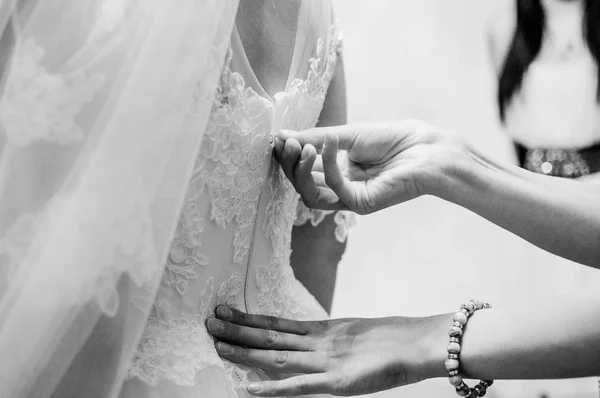 Подружка Невесты Застегивает Молнию Невесты — стоковое фото