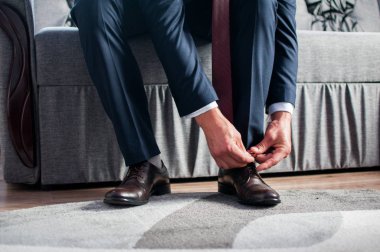 Kahverengi ayakkabı bağlı adam dantel