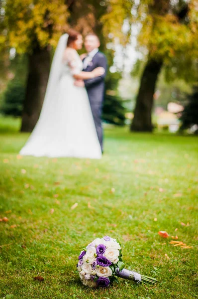 Par Recién Casados Ramo Flores Foco Delantero —  Fotos de Stock