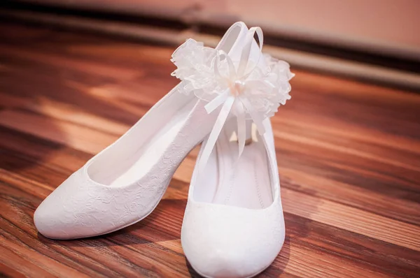 Белые Свадебные Туфли Полу — стоковое фото