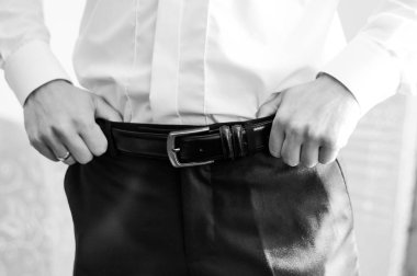 Kemerini düzeltme damat