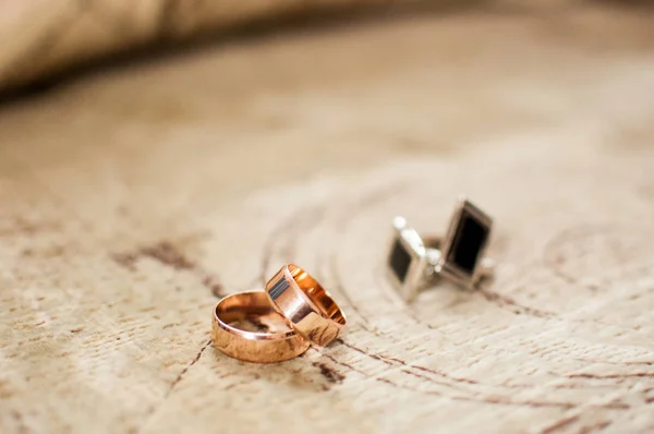Zlaté Snubní Prsteny Manžety Link Dřevěný Stůl — Stock fotografie
