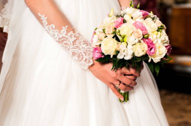 Düğün buketi gelinin elinde