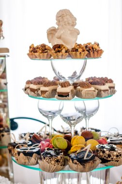 Üç kat cam plakalar üzerinde birçok farklı tatlı