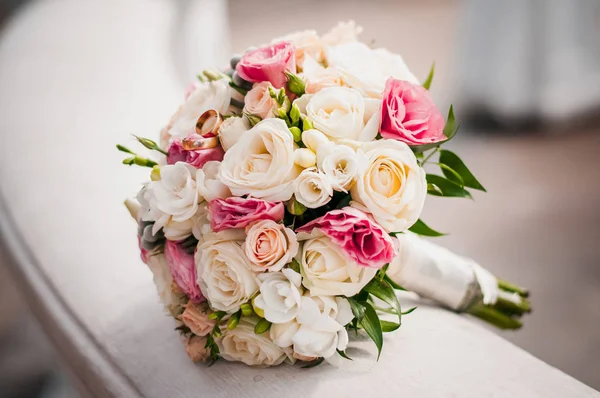 Bouquet Sposa Con Fedi Nuziali — Foto Stock