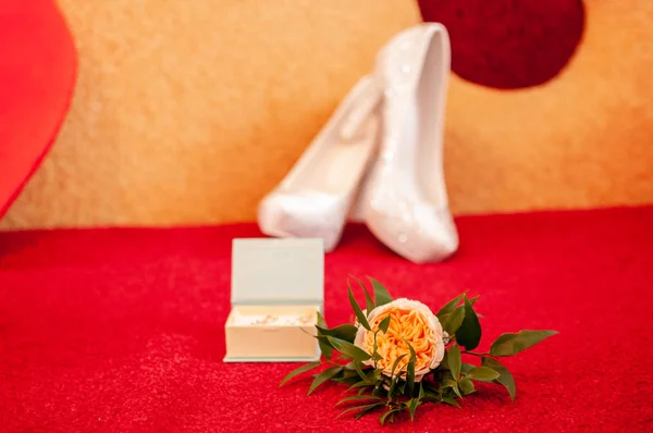 Witte Schoenen Gele Roos Doos Van Gift Rode Achtergrond — Stockfoto