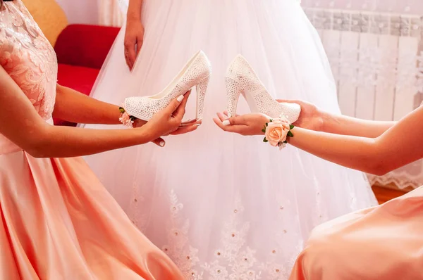 Bridesmaids Holding White Shoes Hands — Stock Photo, Image