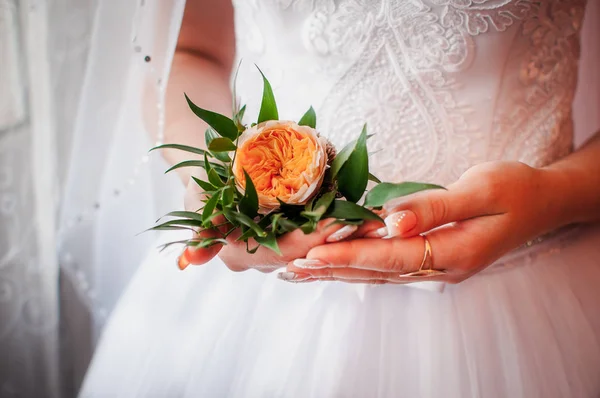 新娘手里的橘子玫瑰 — 图库照片