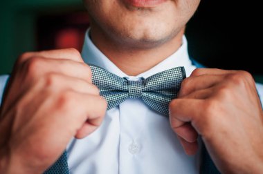 Boyun kravat tutan adam