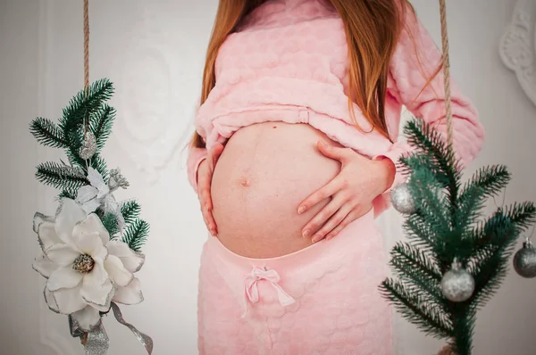 Kobieta Ciąży Trzymająca Się Ręce Brzuchu — Zdjęcie stockowe