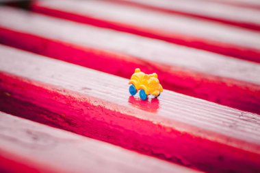 Mini oyuncak şube üzerinde