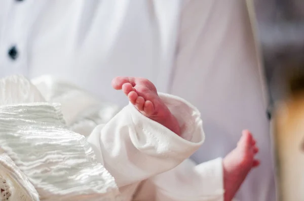 Yeni doğan çocuğun vaftiz bacaklar