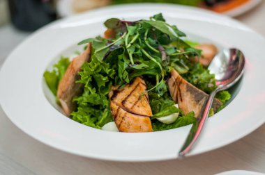 Tavuk ve sebzeli salata.