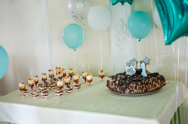 キャンドルとスナックの誕生日ケーキ — ストック写真