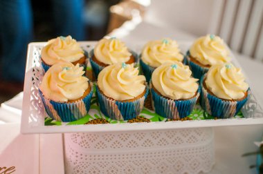krema ve şeker ile cupcakes