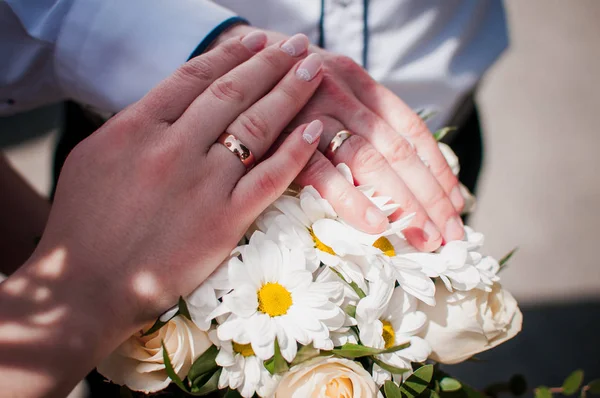 新娘和新郎手拿结婚戒指 — 图库照片