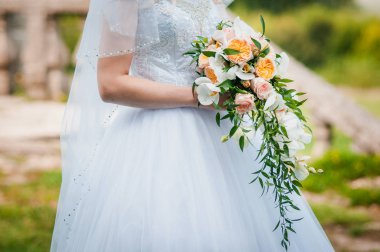 Gelinin elinde düğün buketi