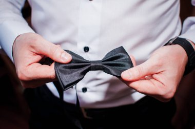 takım elbiseli adamla kravat elinde