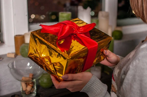 Menina Com Presente Natal Mãos — Fotografia de Stock