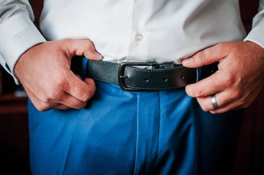 Doğru pantolon kemerinde damat