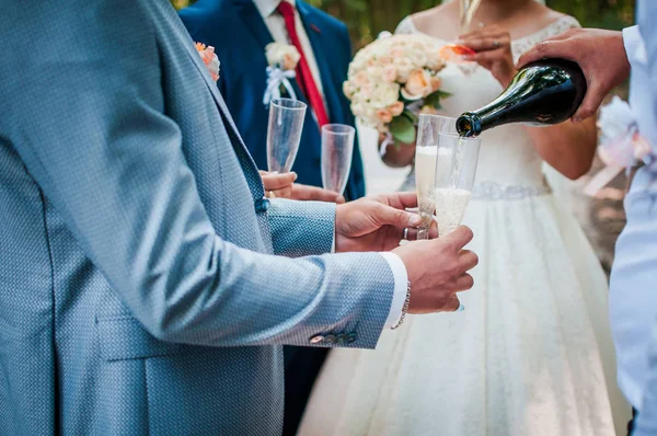新娘和新郎拿着闪闪发光的香槟 — 图库照片