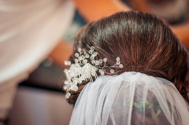 baş beyaz barrette gelinle