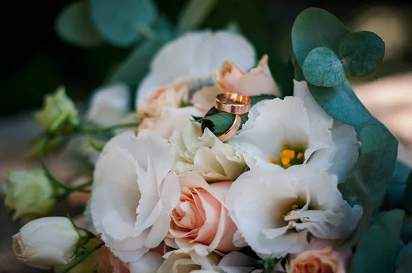 Свадебный Букет Белых Цветов Золотых Обручальных Колец — стоковое фото