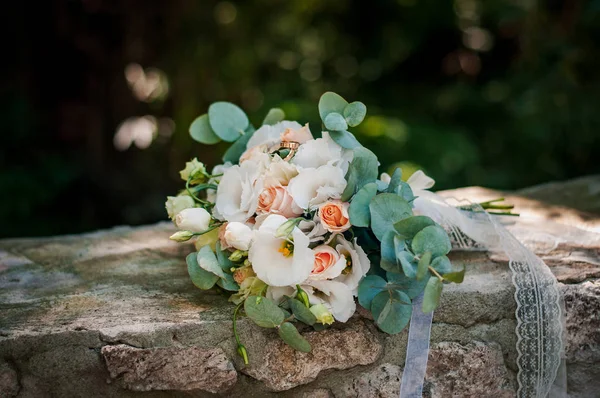 Νυφική Ανθοδέσμη Από Λευκά Άνθη Και Χρυσές Γαμήλιες Βέρες — Φωτογραφία Αρχείου