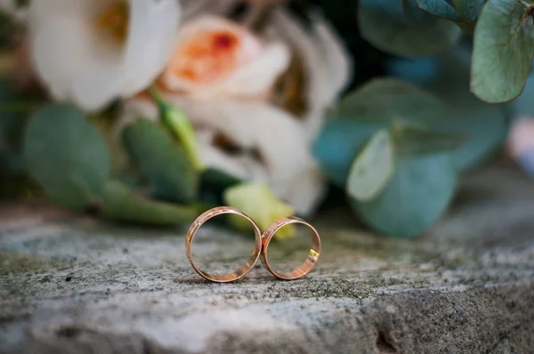 Brudbukett Med Vita Blommor Och Guld Vigselringar — Stockfoto