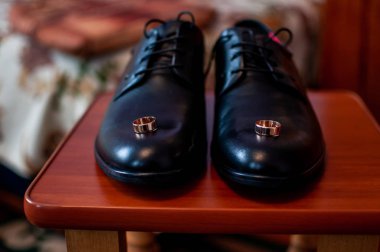 altın alyans ile çift ayakkabı