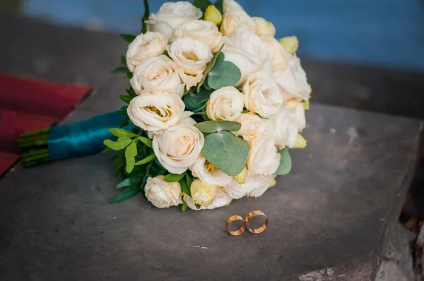 Ślubny bukiet kwiatów na tle — Zdjęcie stockowe