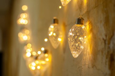 Ahşap arka fona ampul asmak, maket posterleri. Lambalı arka plan tahtaları