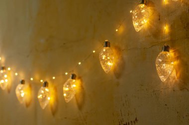 Ahşap arka fona ampul asmak, maket posterleri. Lambalı arka plan tahtaları