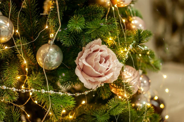 Roze en gouden kerstversiering op pine tak — Stockfoto