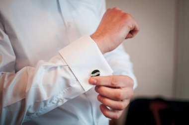 Evlenmeden bir kol Tespitleme bir damat