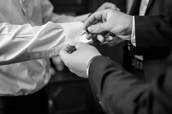 Ženich, zapínání manžety link před svatbou — Stock fotografie