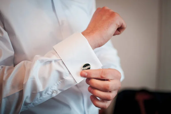 Un marié attachant un bouton de manchette avant de se marier — Photo
